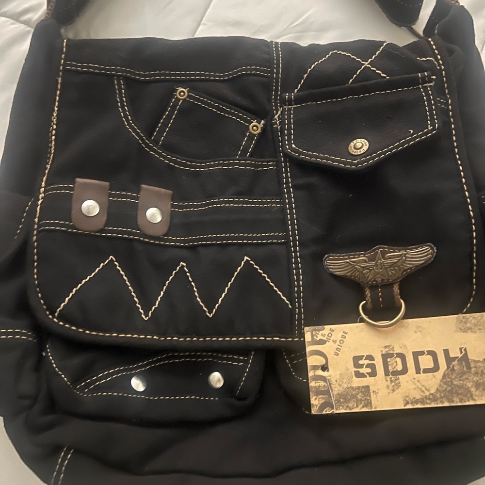 Feidean
Black Messenger Bag - Picture 2 of 7
